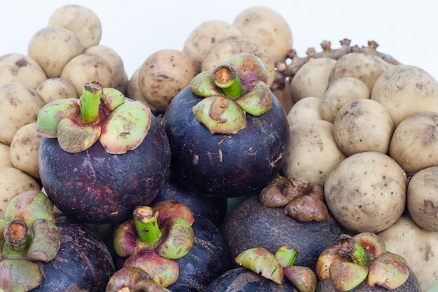 Frutos de longkong e mangostão