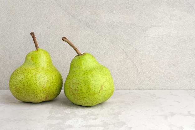 Frutos de pera verdes frescos e saudáveis em fundo cinza Fechar o foco selecionado