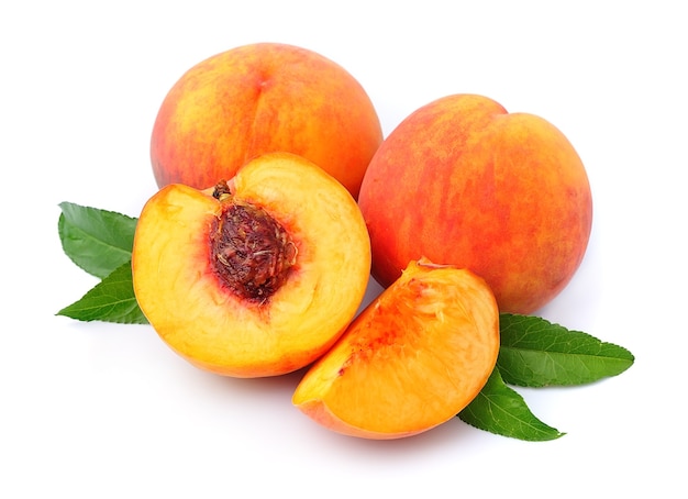 Frutos de pêssego em um branco