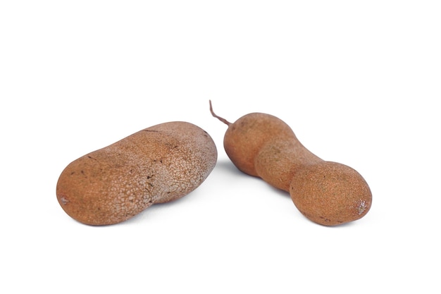 Frutos de tamarindo isolados no fundo branco.