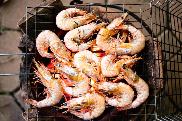 Frutos do mar camarões grelhados na grelha de chamas de cinzas