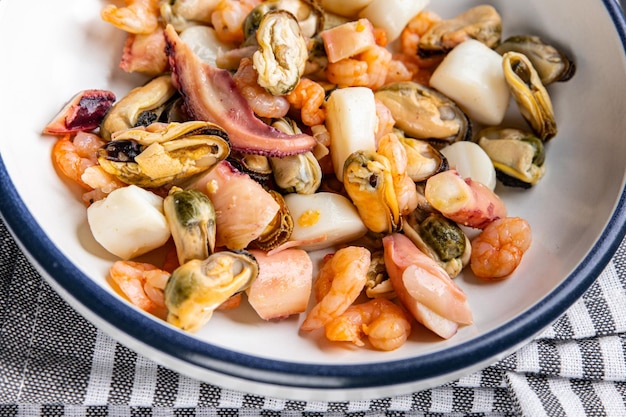 frutos do mar coquetel comida salada camarão mexilhão vieira polvo refeição lanche na mesa copie o espaço