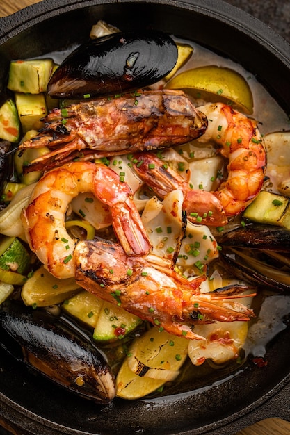 Frutos do mar e delicioso peixe de sopa de frutos do mar mediterrâneo de um picad closeup servido com torradas