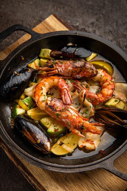 Frutos do mar e delicioso peixe de sopa de frutos do mar mediterrâneo de um picad closeup servido com torradas