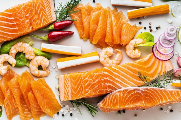 Frutos do mar frescos em uma mesa com especiarias, legumes e azeite, camarão de salmão fresco e defumado e varas de caranguejo para um supermercado ou restaurante de sushi de peixe