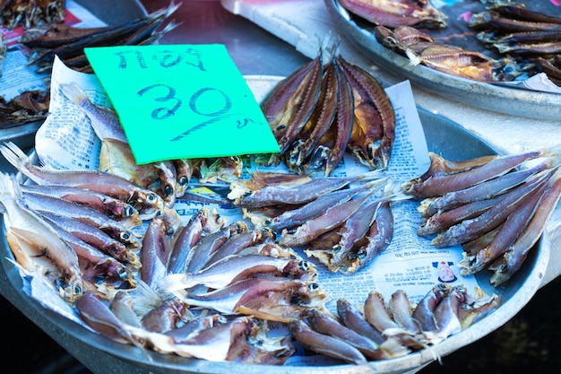 Frutos do mar frescos no balcão no mercado de peixe à beira-mar.