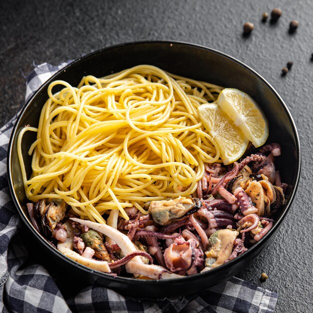 Frutos do mar macarrão espaguete iguarias do mar refeição lanche na mesa cópia espaço comida