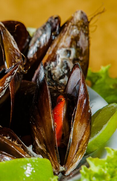 Frutos do mar servidos com limão Muito sabor e rico em nutrientes