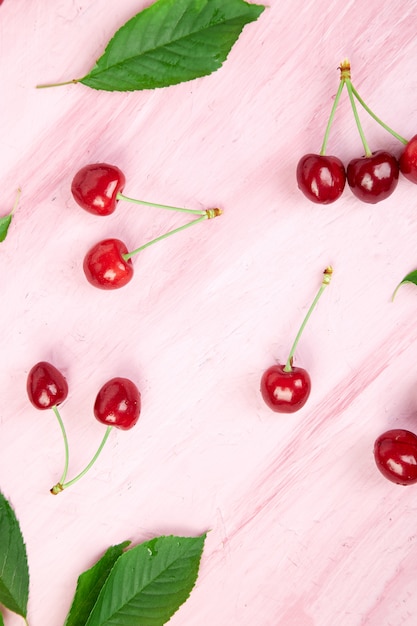 Frutos maduros de cereja e folhas de cerejeira