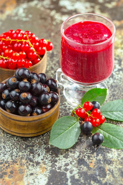 Frutos maduros de verão em uma composição com bebidas.