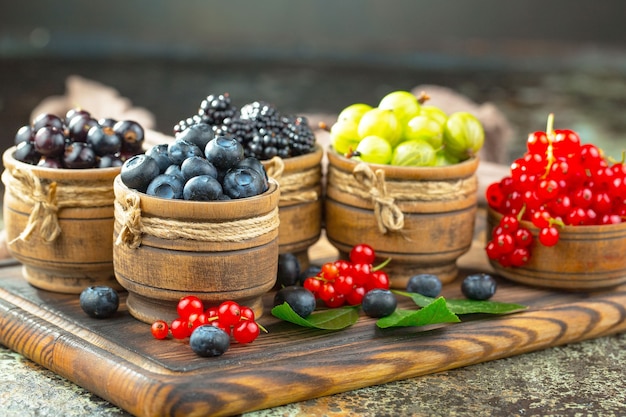 Frutos maduros de verão em uma composição com bebidas.