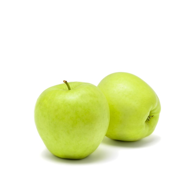 Frutos de manzana verde aislado sobre fondo blanco.