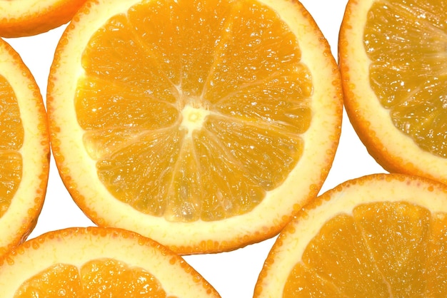 Los frutos de naranja jugosa y fresca se cortan en anillos redondos Vista superior Aislado sobre fondo blanco Macrofotografía de cítricos