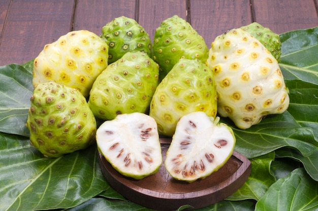 Frutos de noni en la mesa Morinda citrifolia