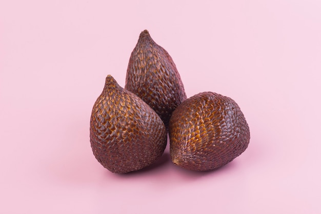 Frutos de palma espinosa o salak, fruta tropical en rosa