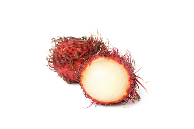 Frutos de rambután aislados sobre fondo blanco, de cerca.