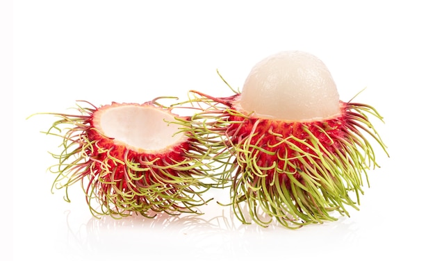 Frutos de rambután aislados en superficie blanca