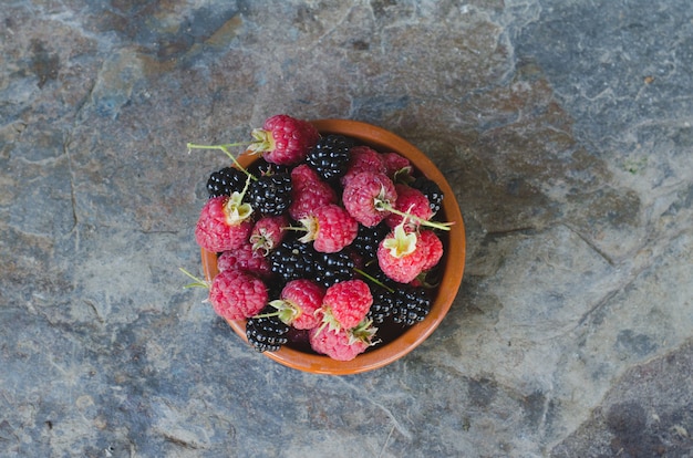 Frutos rojos en cesta de madera.