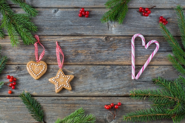 Frutos rojos, ramas de abeto, bastón de caramelo, dos adornos navideños (corazón y estrella)