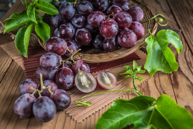 Frutos sadios Uvas vermelhas no vinhedo,