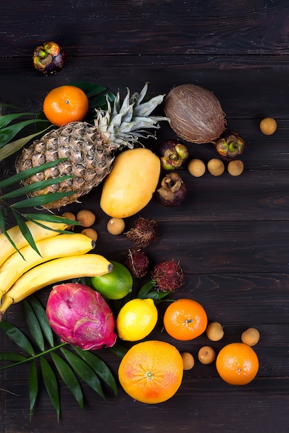 Foto frutos sazonais de verão tropical suculento maduro na palma da mão em fundo de madeira