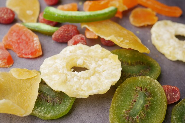 Foto frutos secos y bayas en la mesa