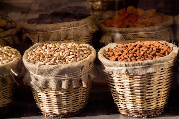 Los frutos secos de las cestas de mimbre de diversos tipos