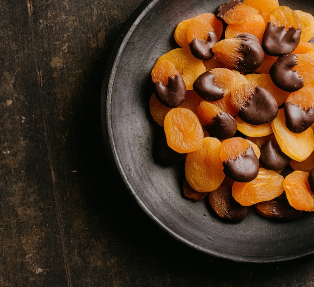 Frutos secos colocados en un plato