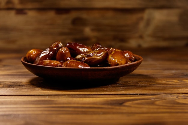 Frutos secos de dátiles en mesa de madera