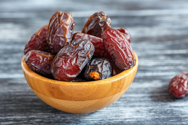 Frutos secos de tamareira em uma tigela de madeira