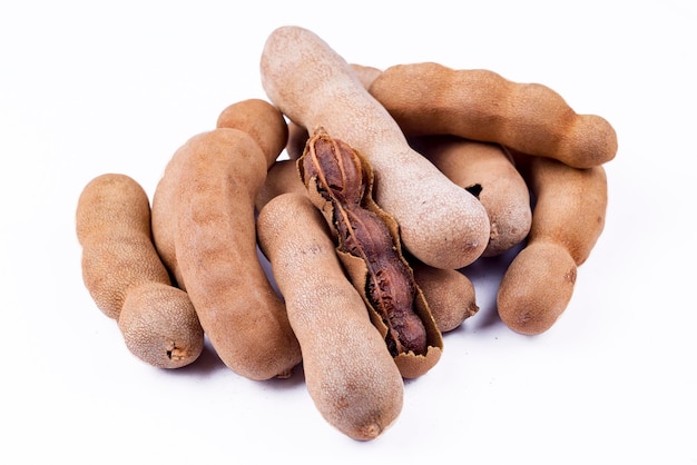 Frutos secos de tamarindo isolados em um fundo branco