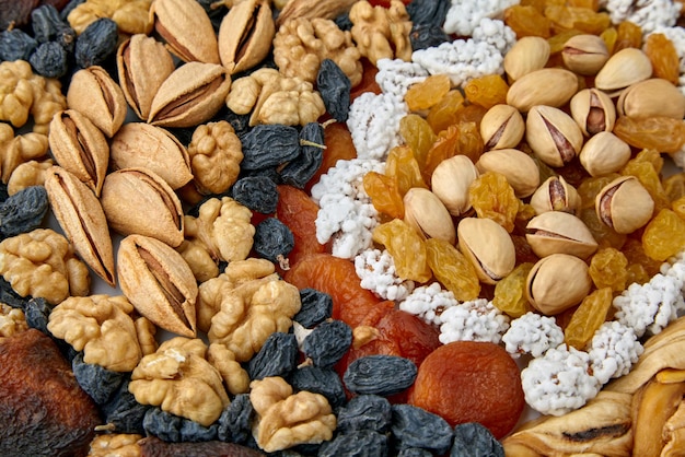 Frutos secos de zucats e nozes são colocados na mesa. Comida vegetariana saudável