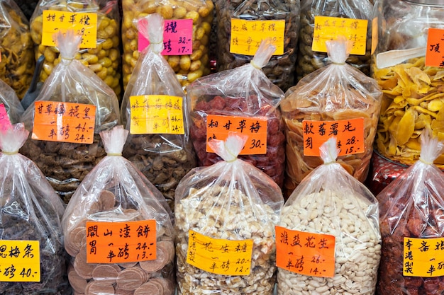 Foto frutos secos em sacos plásticos