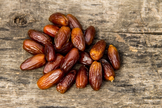 Frutos secos de la fecha sobre fondo de madera. Vista superior