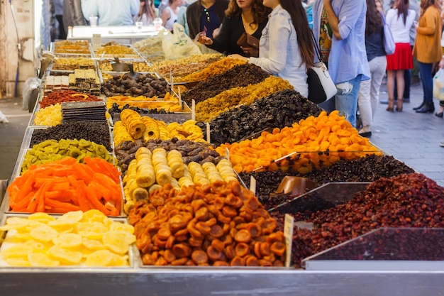 Frutos secos en el mercado de Jerusalén en Israel