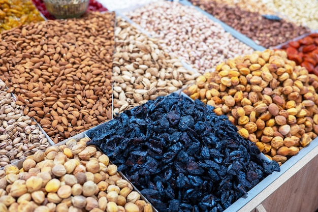 Frutos secos y nueces en el mercado local de alimentos