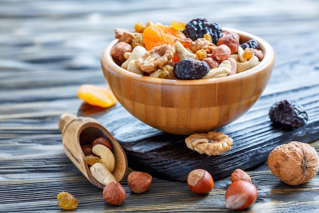 Frutos secos y nueces mezclados en cuenco de madera