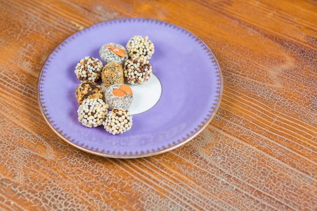 Foto frutos secos orientales con nueces, dulces turcos en una placa