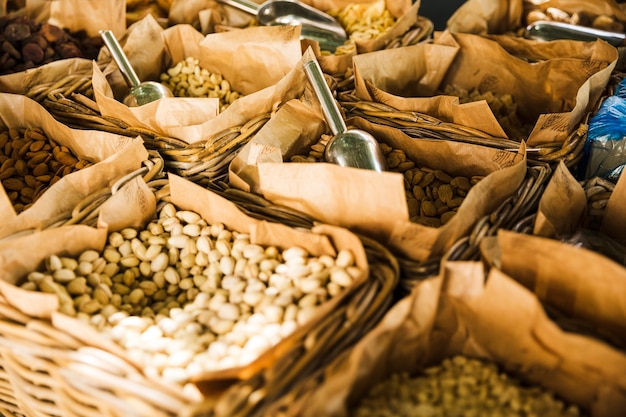 Foto frutos secos saludables en canasta de mimbre para la venta en el mercado