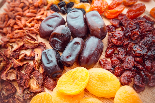 Frutos secos en una tabla de madera