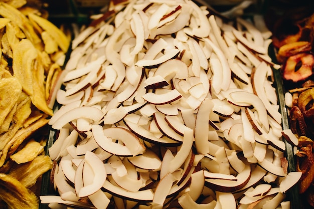 Frutos secos variados como lanche saudável orgânico no mercado