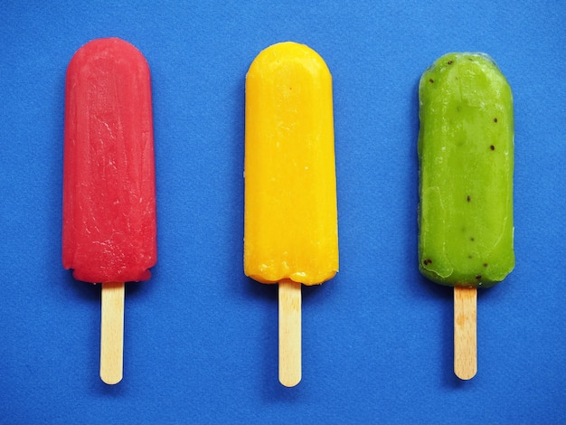 Frutos verdes amarillos y rojos helado kiwi limón naranja fresa frambuesa Fondo de verano