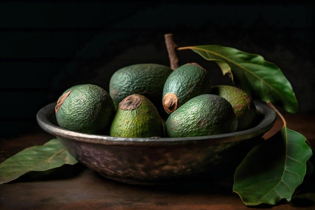 Los frutos verdes del árbol del aguacate