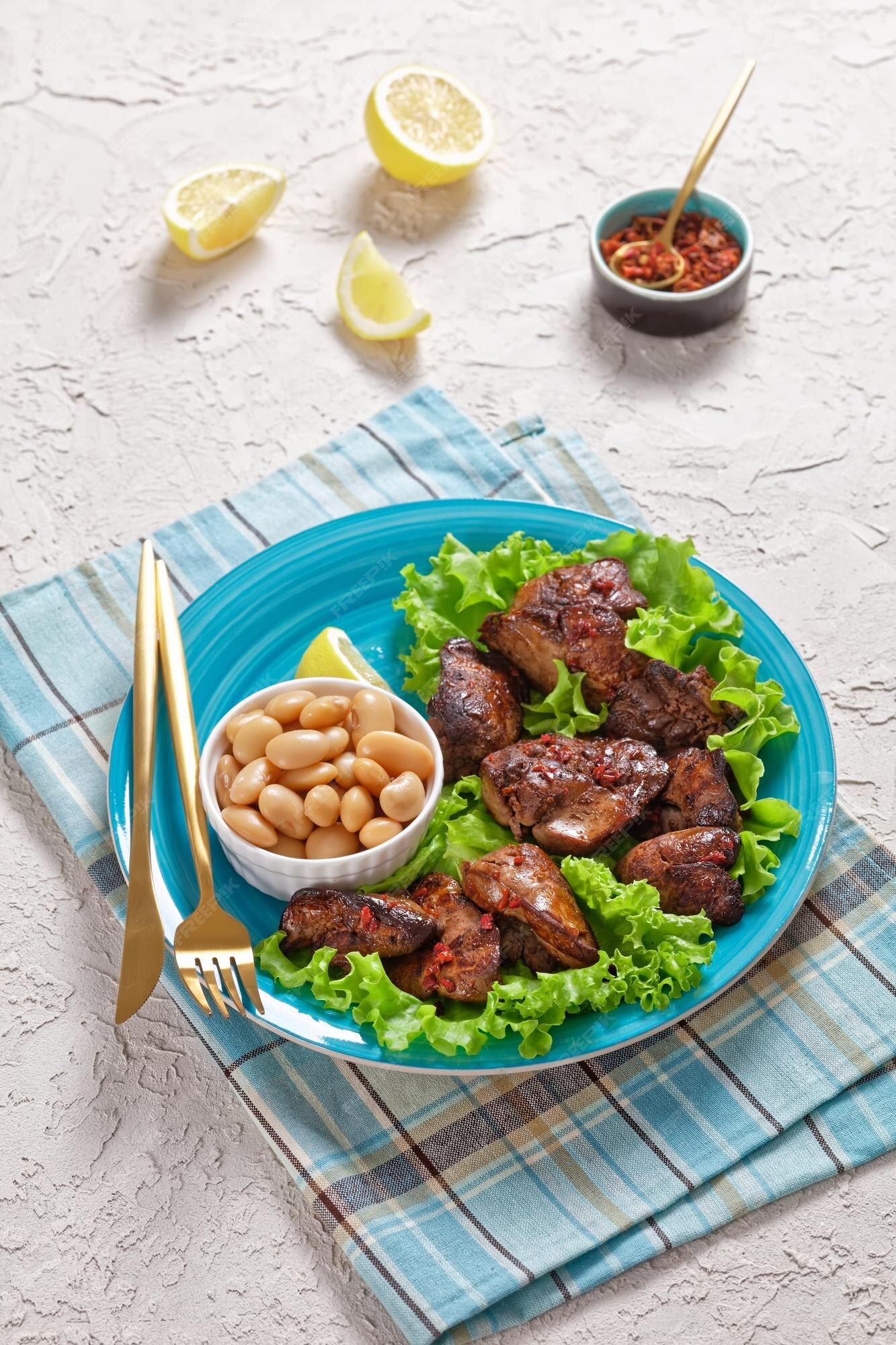 Fry de fígado de frango kaleji fry servido em folhas de alface com