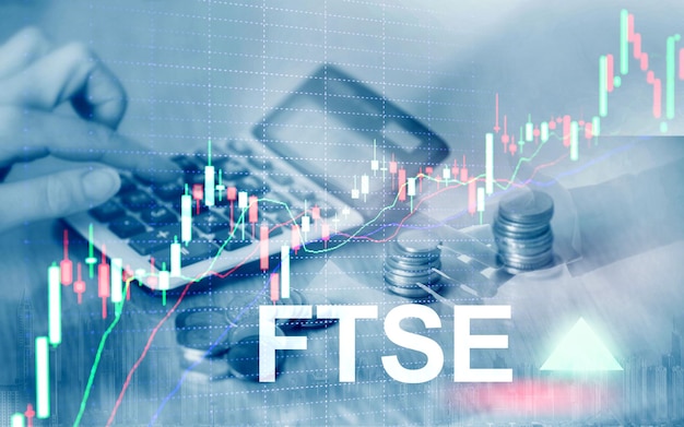 FTSE 100 Financial Times Stock Exchange Index Vereinigtes Königreich UK England Anlagehandelskonzept mit Diagramm und Grafiken