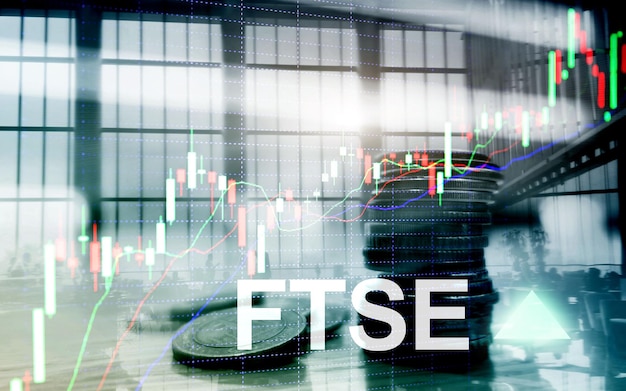 FTSE 100 Financial Times Stock Exchange Index Vereinigtes Königreich UK England Anlagehandelskonzept mit Diagramm und Grafiken