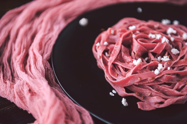 Fuchs Delikatesse Pasta mit hausgemachtem Rübensaft, Preiselbeeren, Essenzen des französischen Weins mit Feta-Käse und Leinsamen