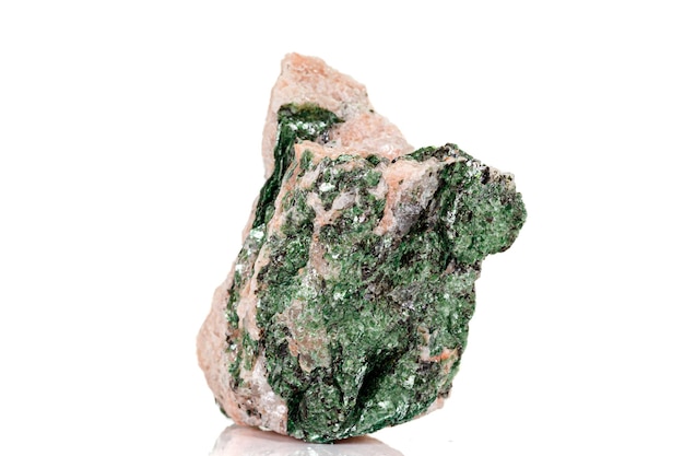 Fuchsite de pedra mineral macro em um fundo branco