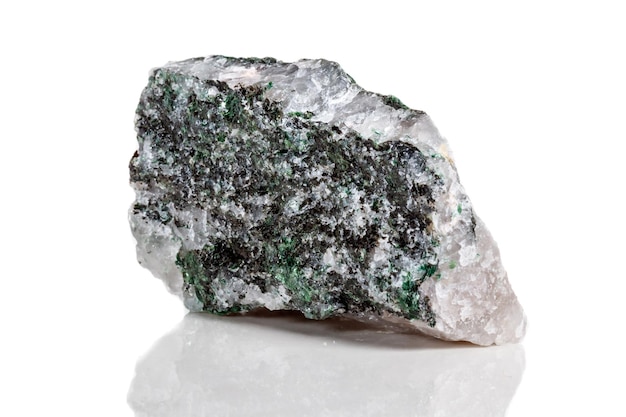 Fuchsite de pedra mineral macro em um fundo branco