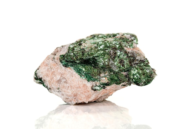 Fucsita de piedra mineral macro sobre un fondo blanco